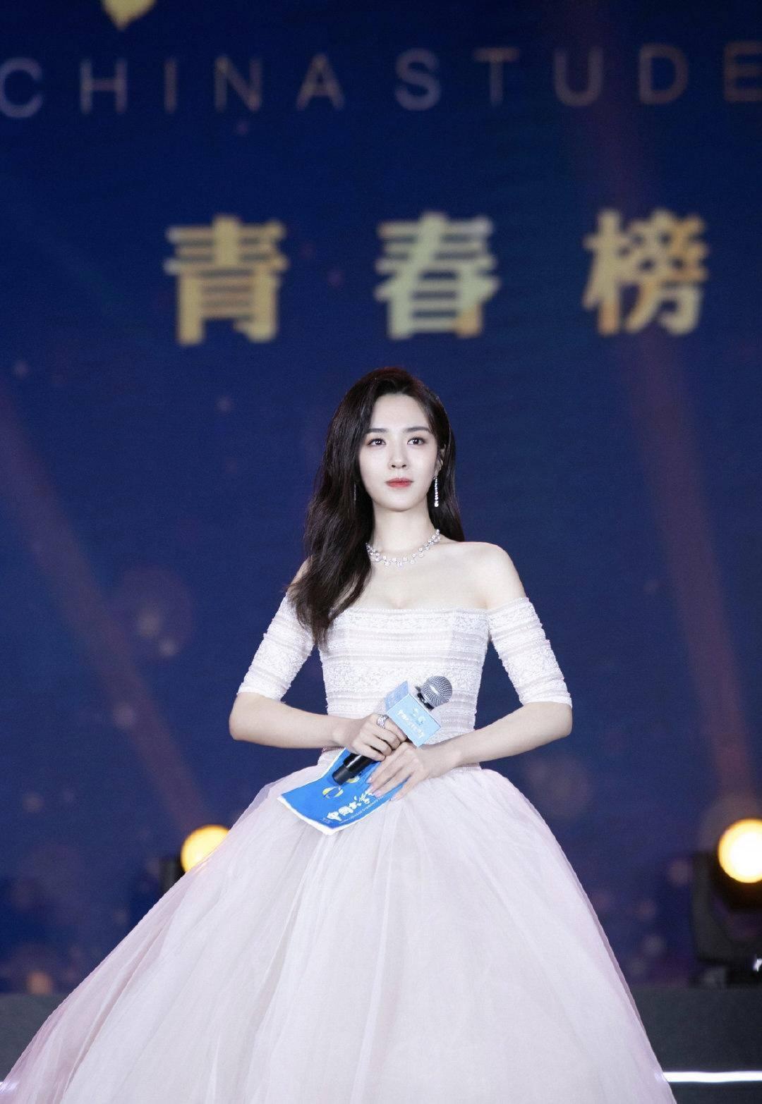 王晓晨真是"性感尤物"! 一袭白色抹胸裙亮相,原装身材太骄傲!