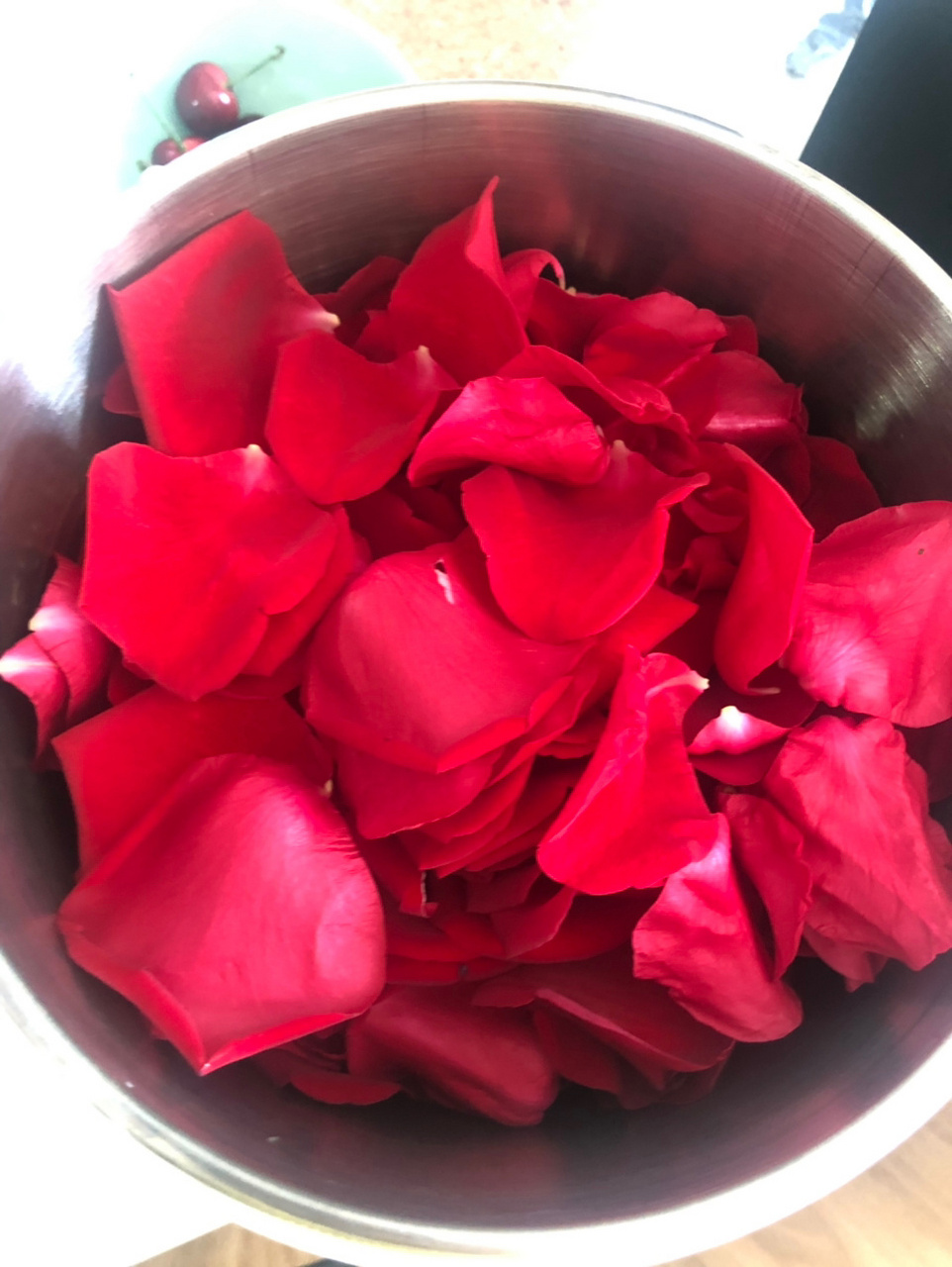 自制纯天然玫瑰花瓣面膜 老公送了一束玫瑰花95,然后我就用来做纯露