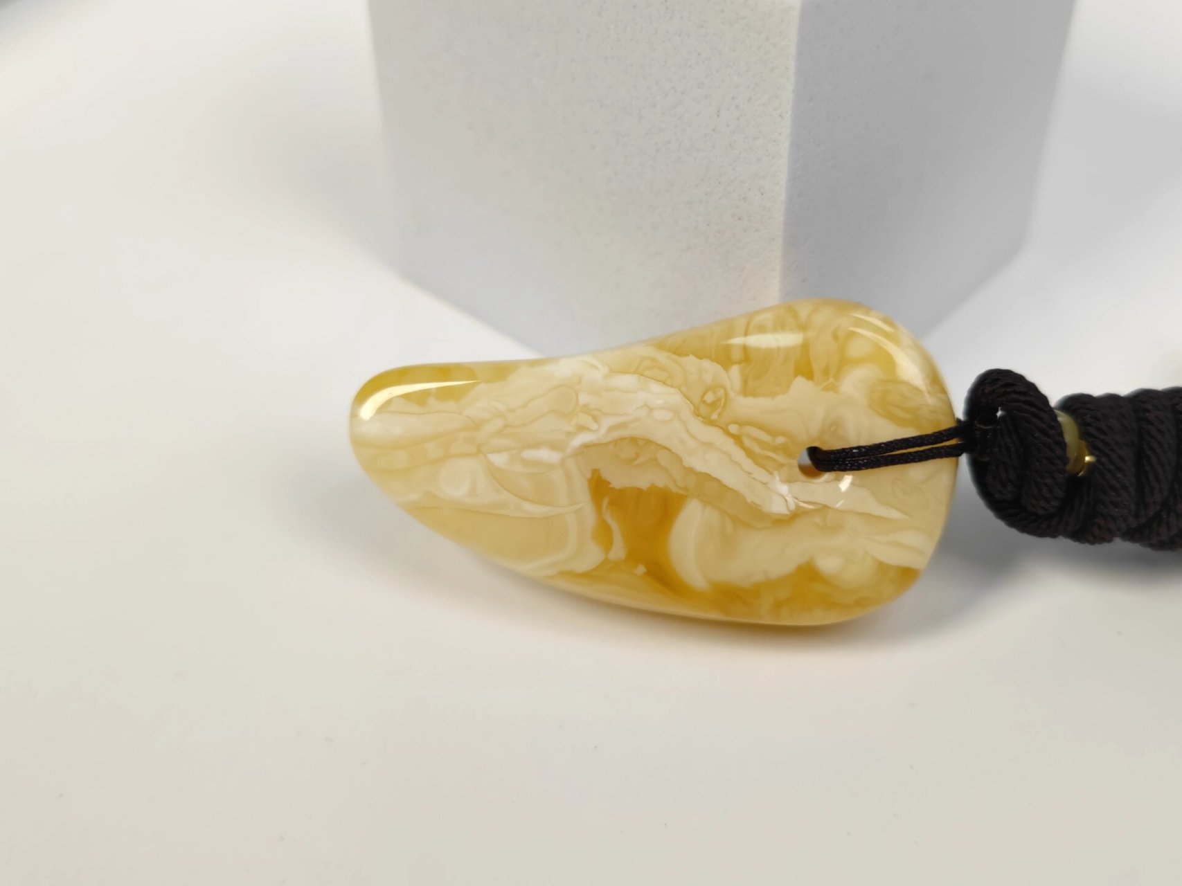 勾玉又称曲玉,是中国,朝鲜的一种首饰,呈月牙状,形似标点符号的逗号.