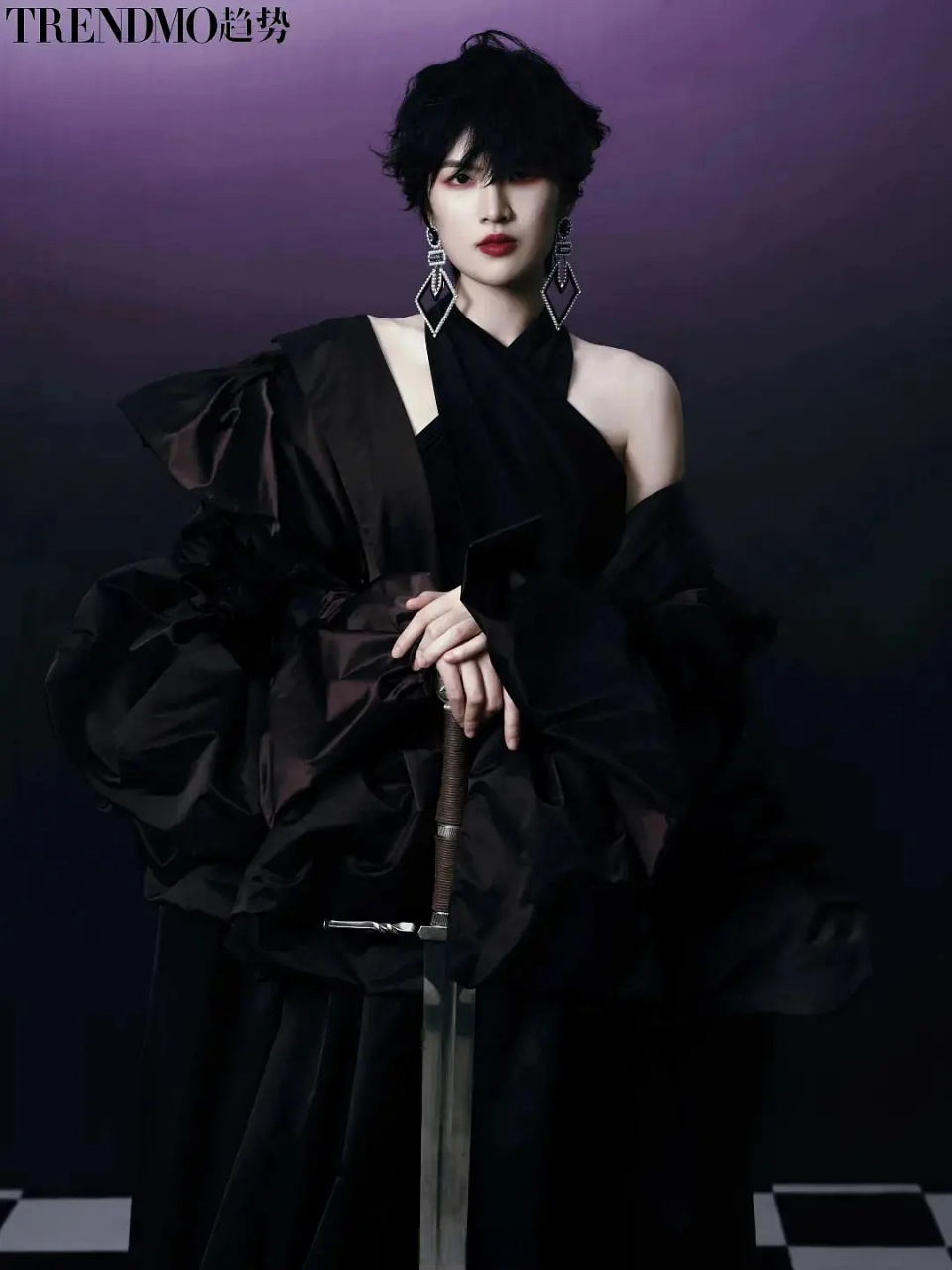 姚安娜最新杂志图,她终于找对了自己的方向好美艳啊,神秘霸气又不拘