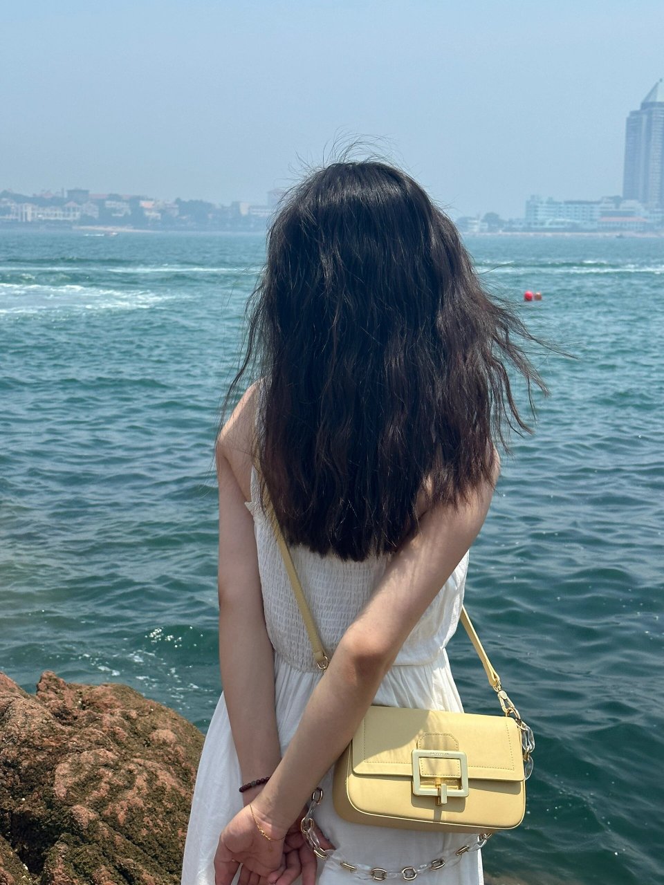 想要一个全是背影的海边照片     见到蔚蓝的大海 是沙滩 礁石 蓝色的