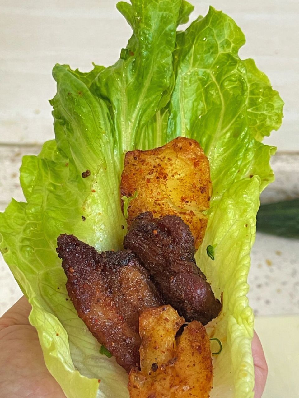 73准备食材:小土豆,五花肉,生菜 73步骤1:五花肉腌制半小时(腌
