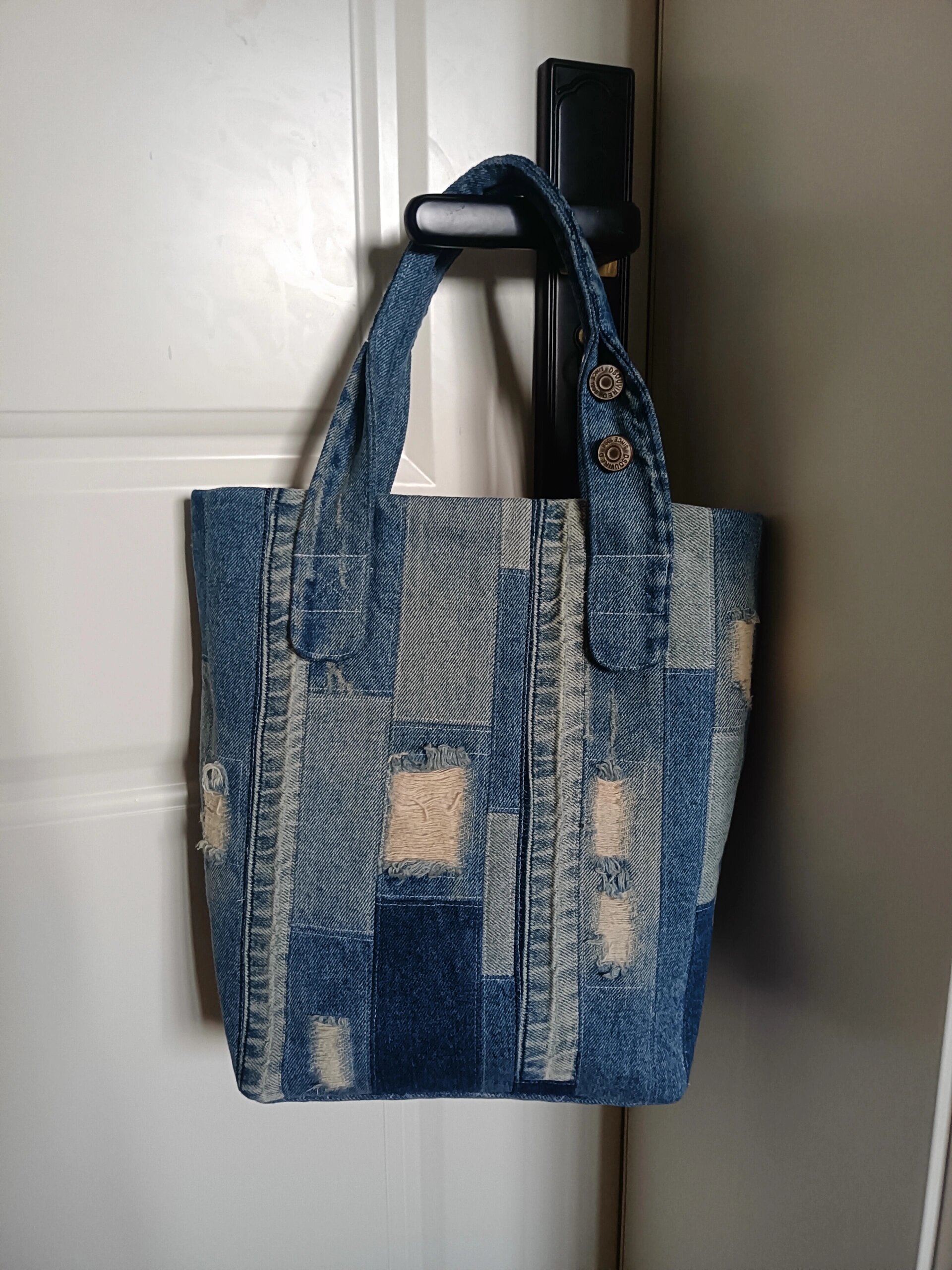 不喜欢的破洞牛仔外套和牛仔裤的裤边改造手工完成,包带是牛仔衣的