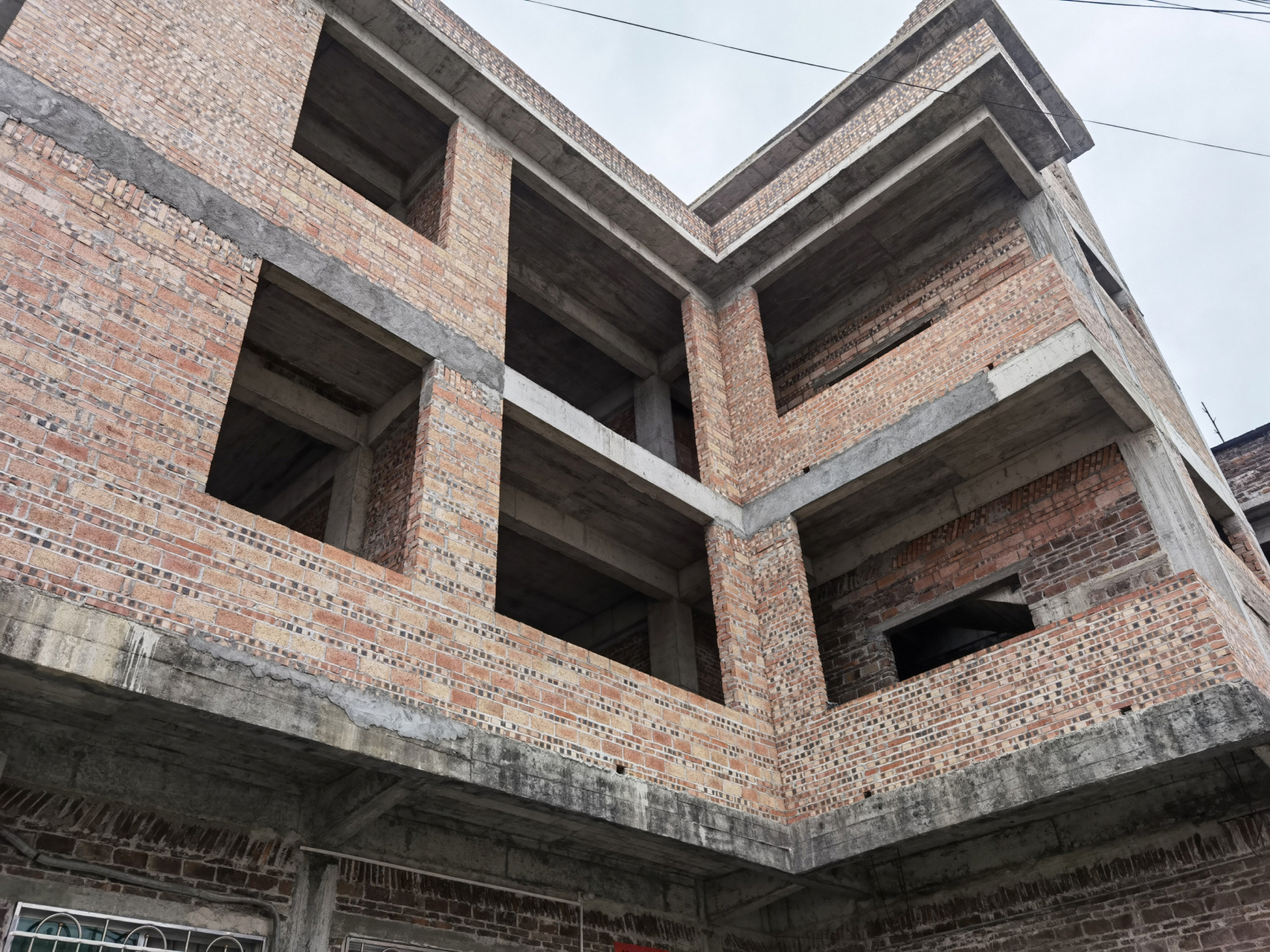 农村自建房一层楼142平,框架6万 今年家里盖房,公公是建筑房子的师傅