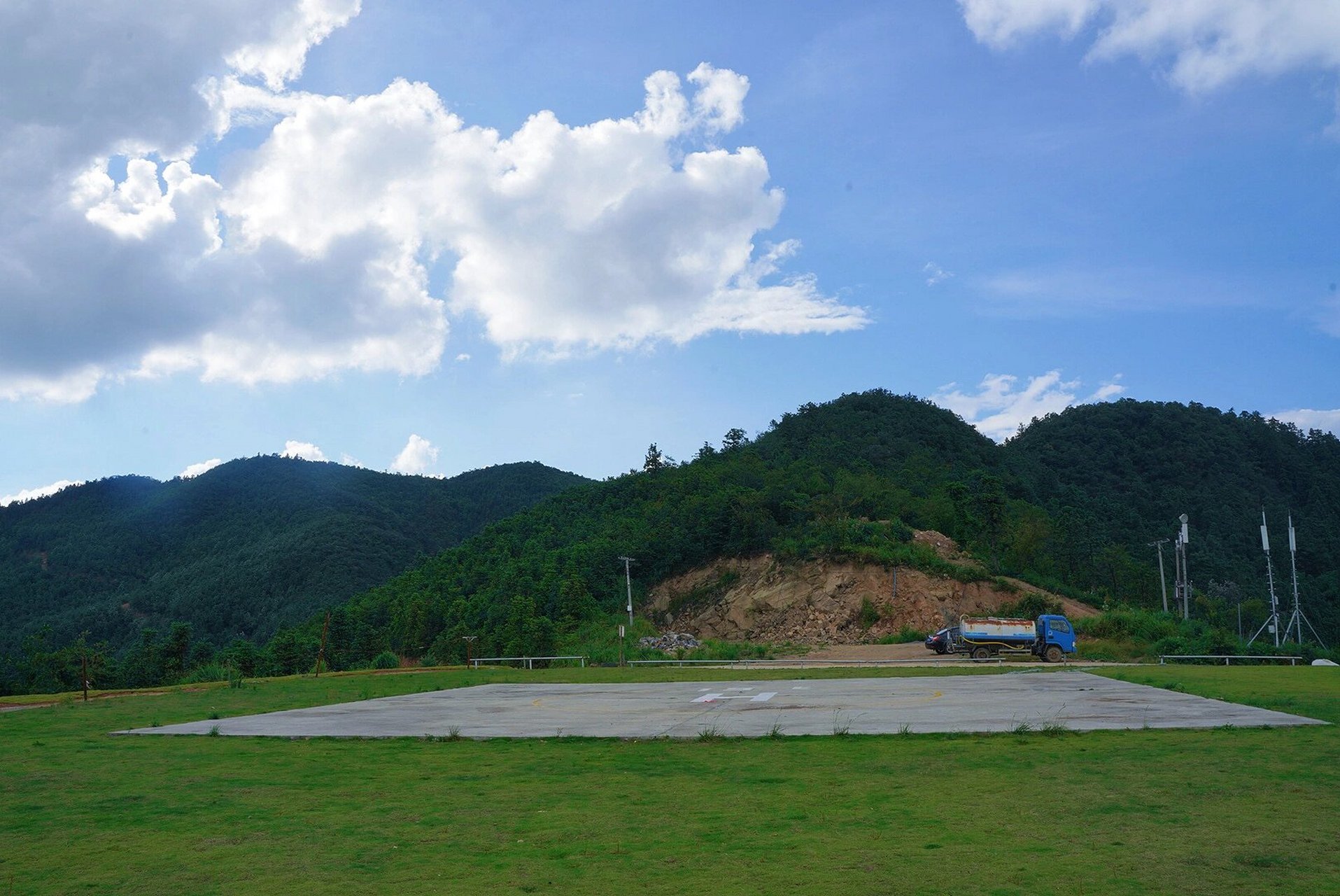 隆回大东山山顶滑翔伞基地起飞场,距离东山禅院只有800米左右,两斩技