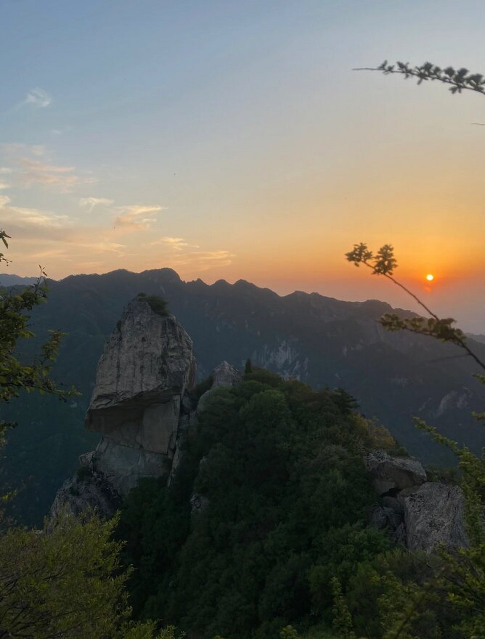 扯袍峪上人头山 扯袍峪人头山在秦岭北麓,因山顶有一巨石,从远处看