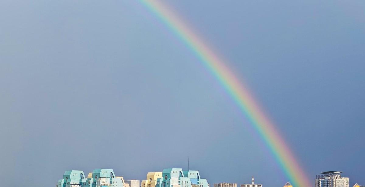 京城七夕奇景再现!雷雨后的绚烂彩虹,网友热议:这是鹊桥吗?