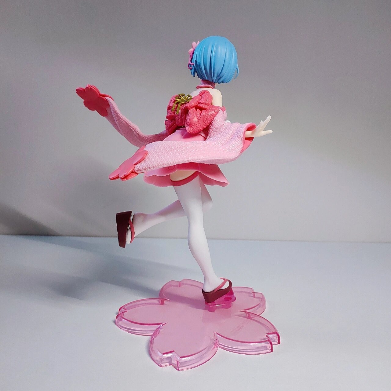 re:从零开始的异世界生活 蕾姆樱花手办 胳膊和腿是拼接的,腿有点活动