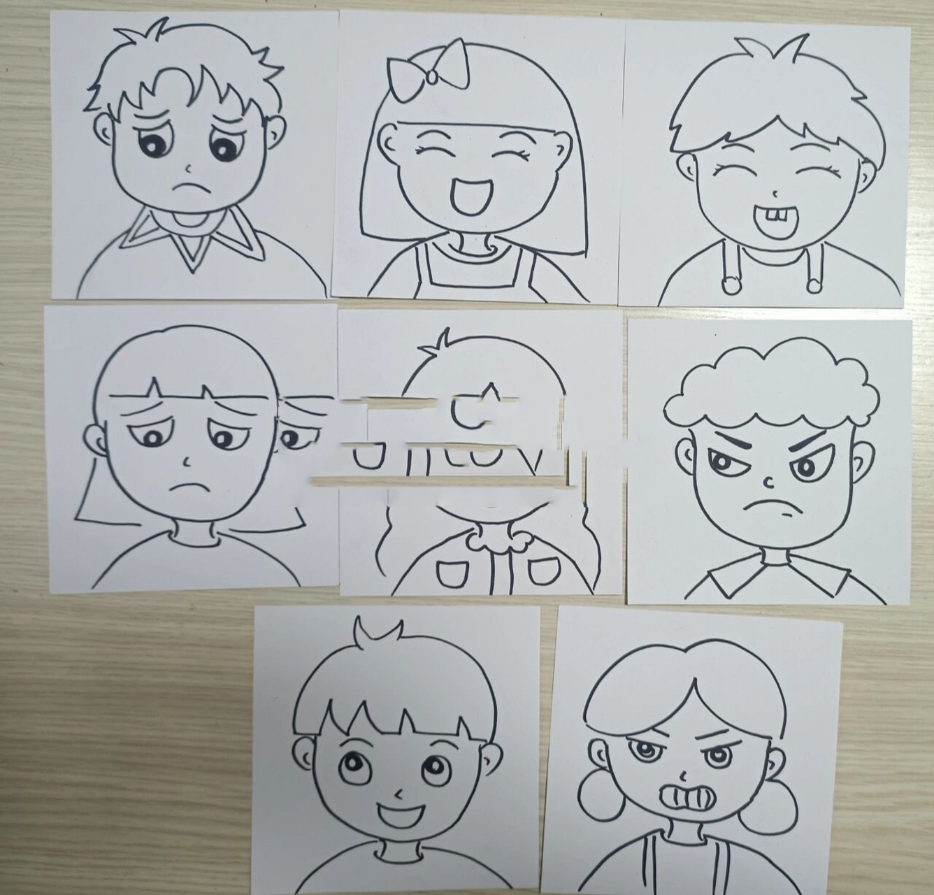 创意美术《表情——喜怒哀乐》儿童画 1,工具材料: 卡纸,马克笔,勾线