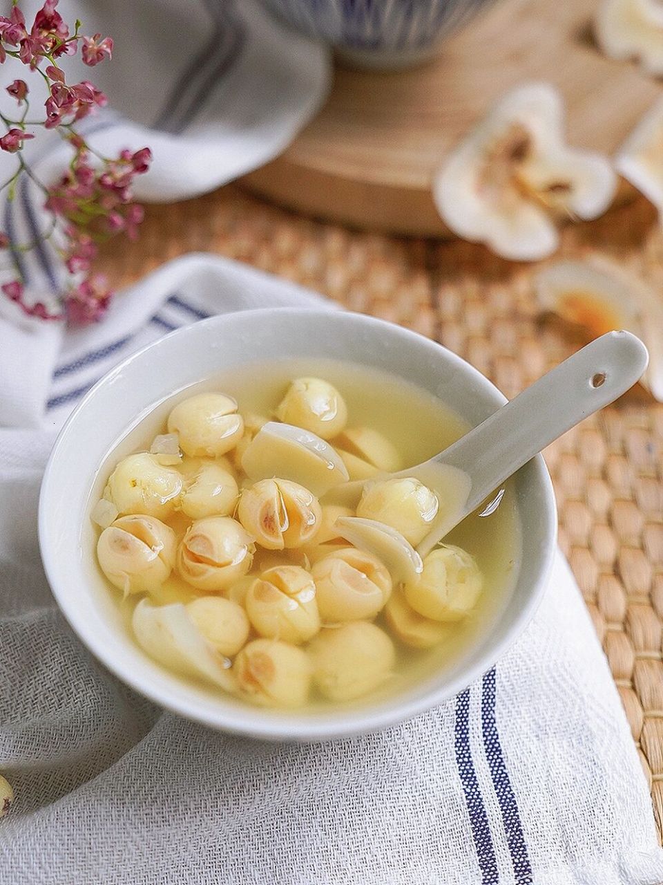 秋天来了,我们当然需要润润的糖水,今天这个海底椰百合莲子甜汤,非常