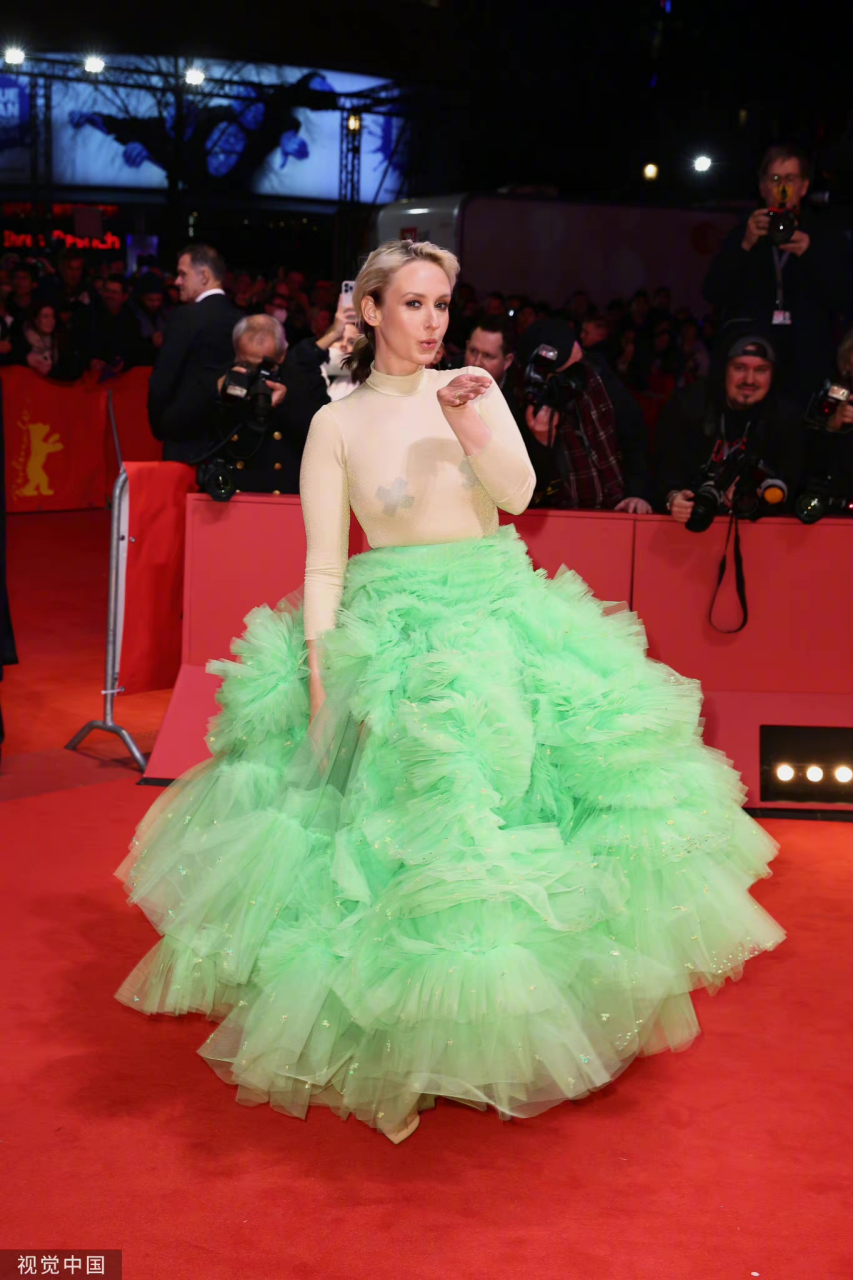 柏林电影节开幕红毯,歌手leslie clio绿裙好可爱～#美剧风向标##美剧