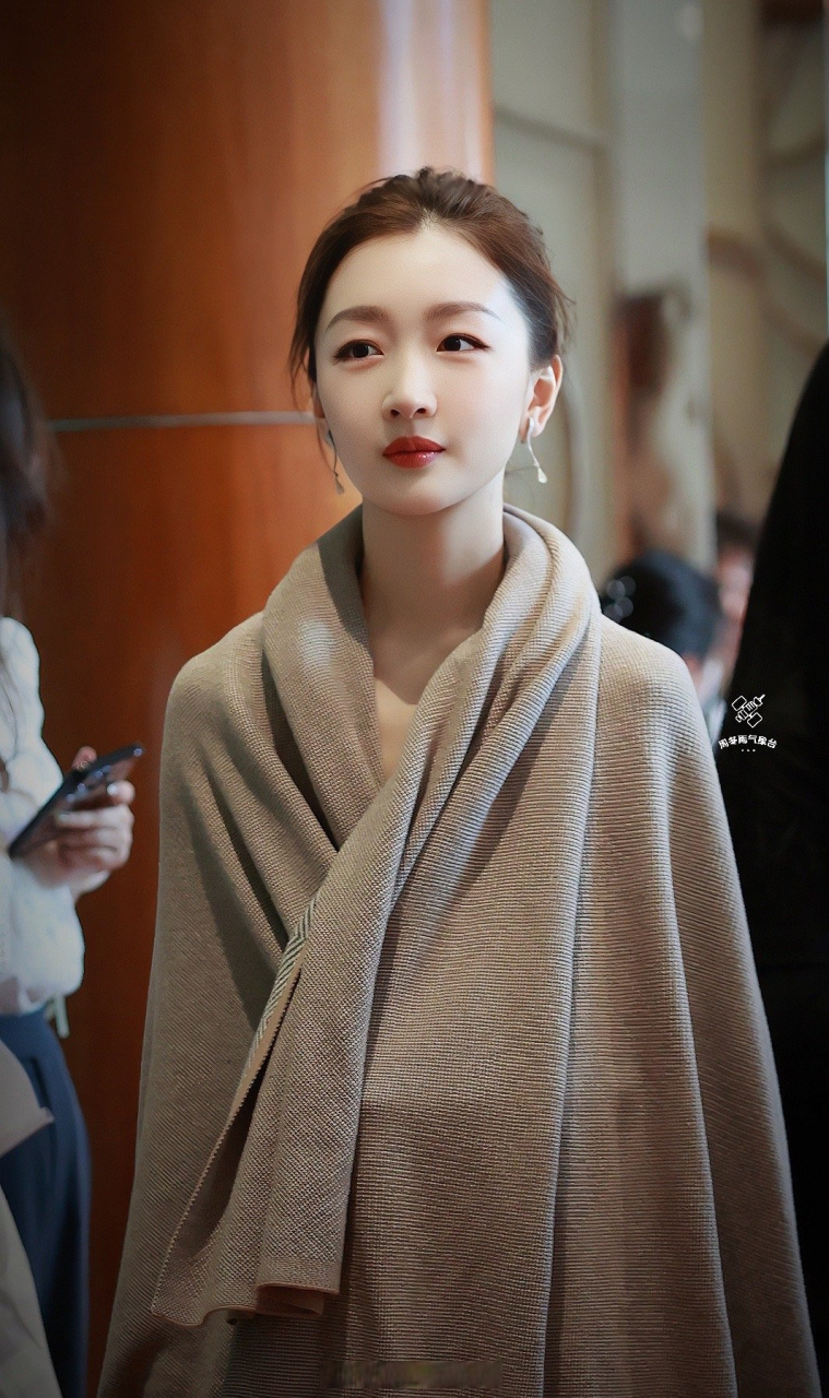 周冬雨造型#周冬雨这个妆容和造型,真的很美呀,这一次气质狠狠拿捏住