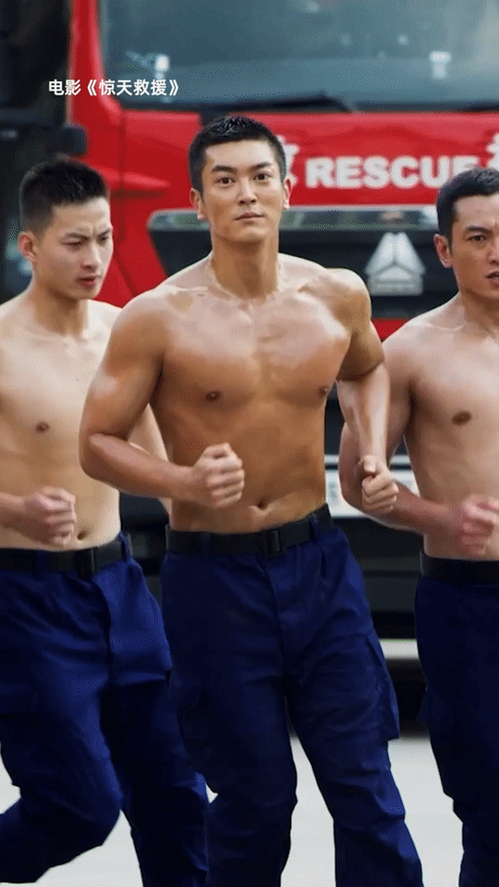 杜江在《惊天救援》的身材让人移不开眼镜,胸肌腹肌令人赏心悦目,真想