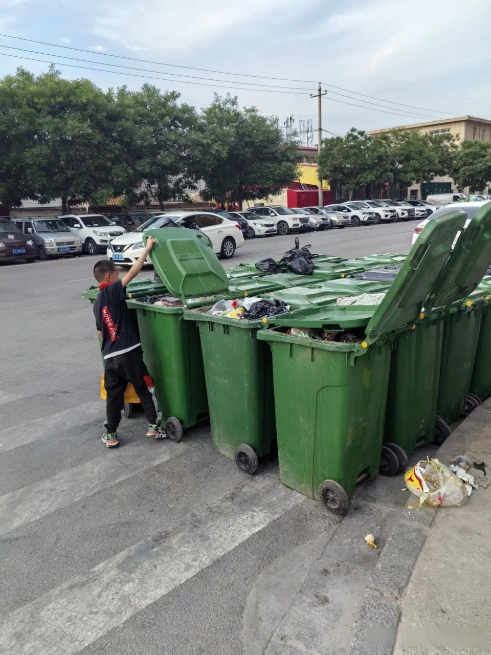 近日,我竟然看到有小学生为了攒烟卡去翻垃圾桶!