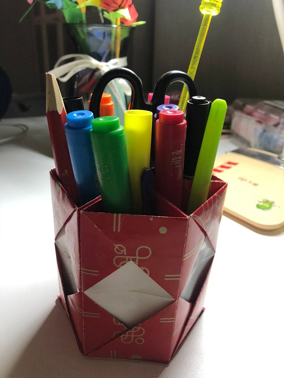 自己动手做笔筒|变废为宝|手工制作 不用的稍硬的纸张别先丢,找找手感