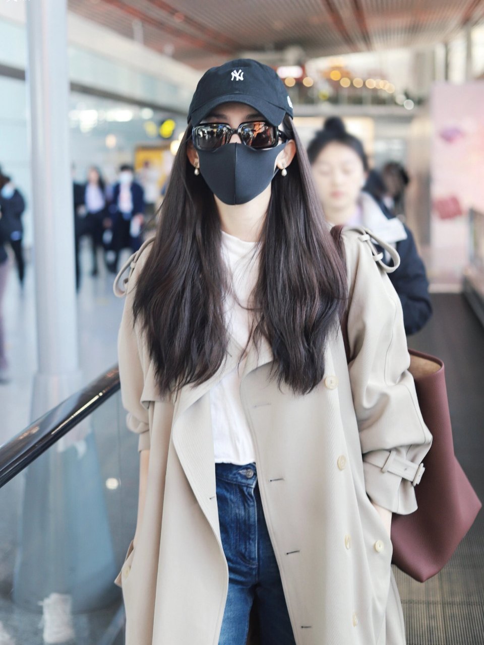 古力娜扎今日机场出发造型,风衣水桶包的极简风穿搭,高级又时髦,配合