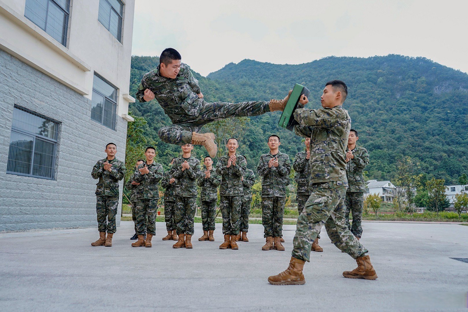 直击新兵擒敌训练现场!一起来看看军人的#周五#