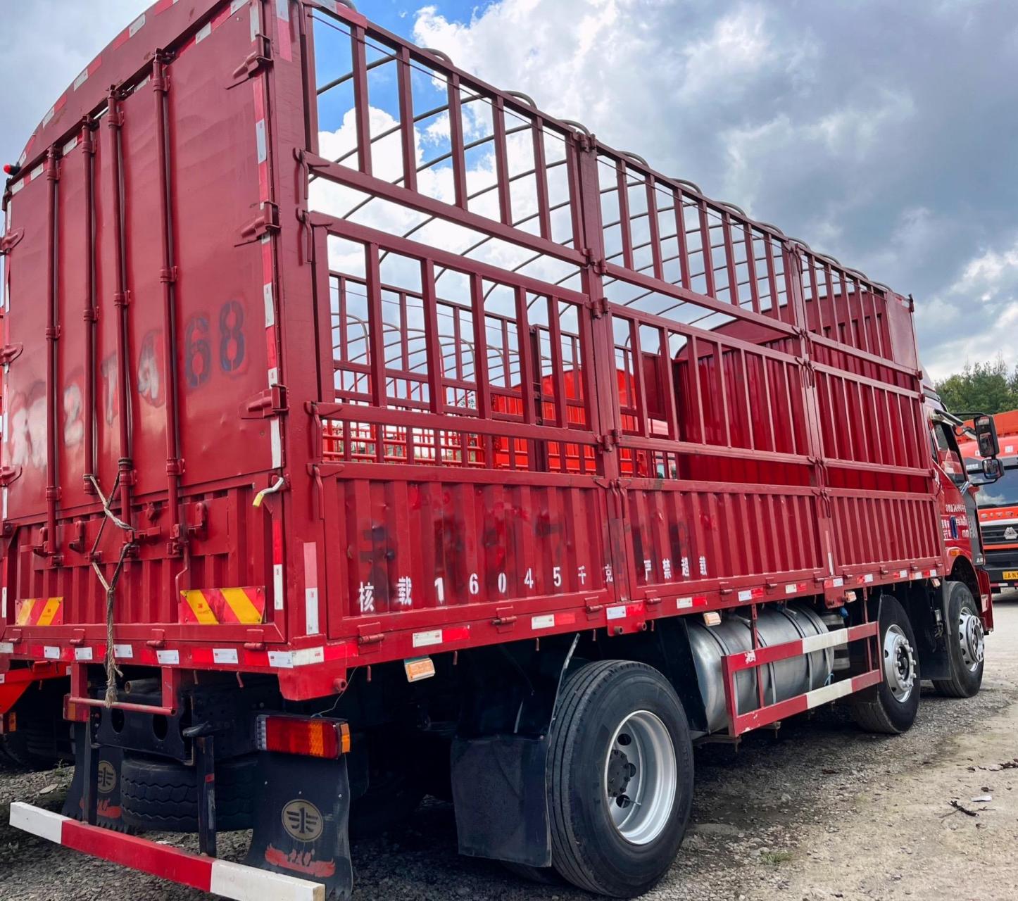 本地个人户 19年9月上牌解放j6l三桥6米8高栏,道衣茨六缸240,八档