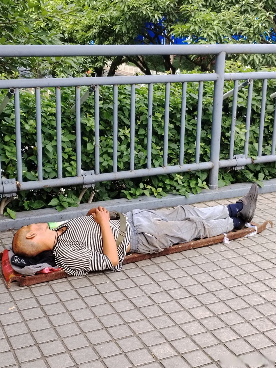 行星球剧时代#广州清晨,天桥上的民工流浪汉,居无定所.#广州