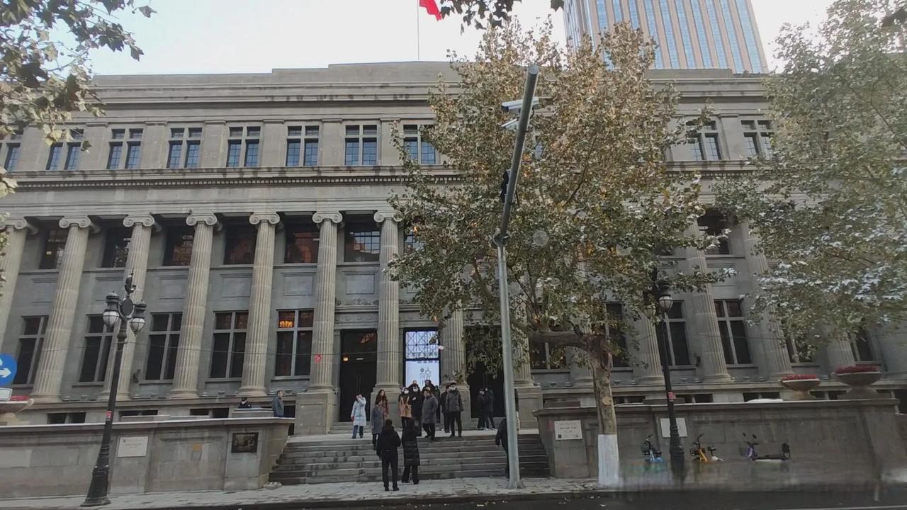 天津市和平区泰安道上有座气势非凡的大楼,这座大楼老天津人都很熟悉