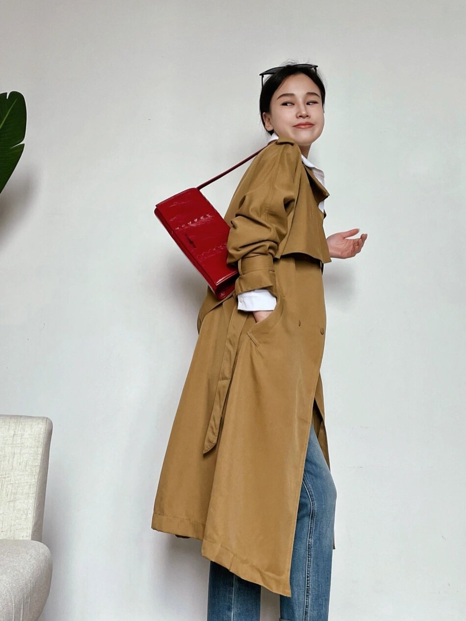 152/40 ootd 卡其色风衣与红色包包太搭了 红色腋下包与风衣搭配的