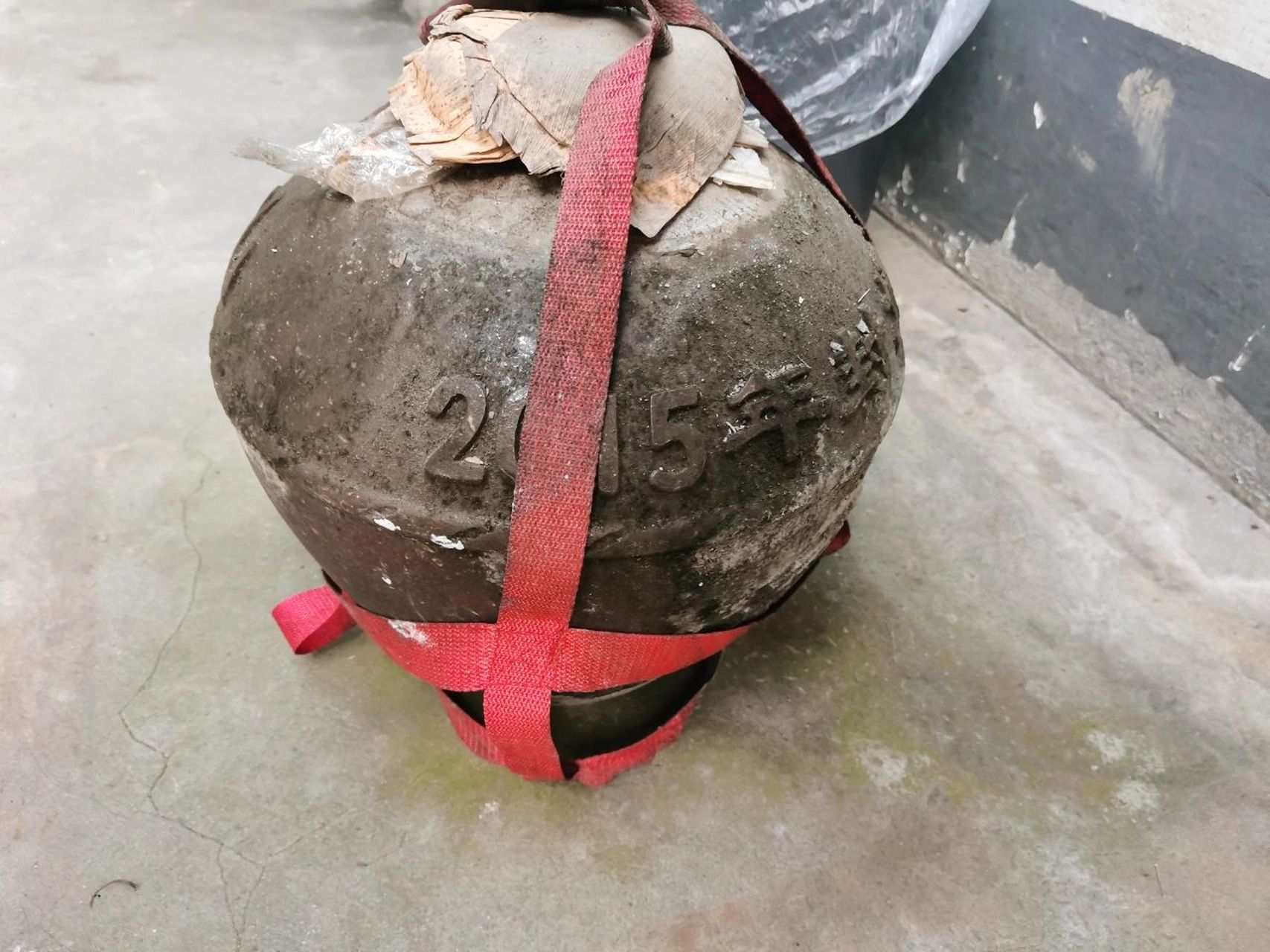 没错,绍兴女儿出生都埋一坛酒叫"女儿红" 女儿红是浙江省绍兴市的地方