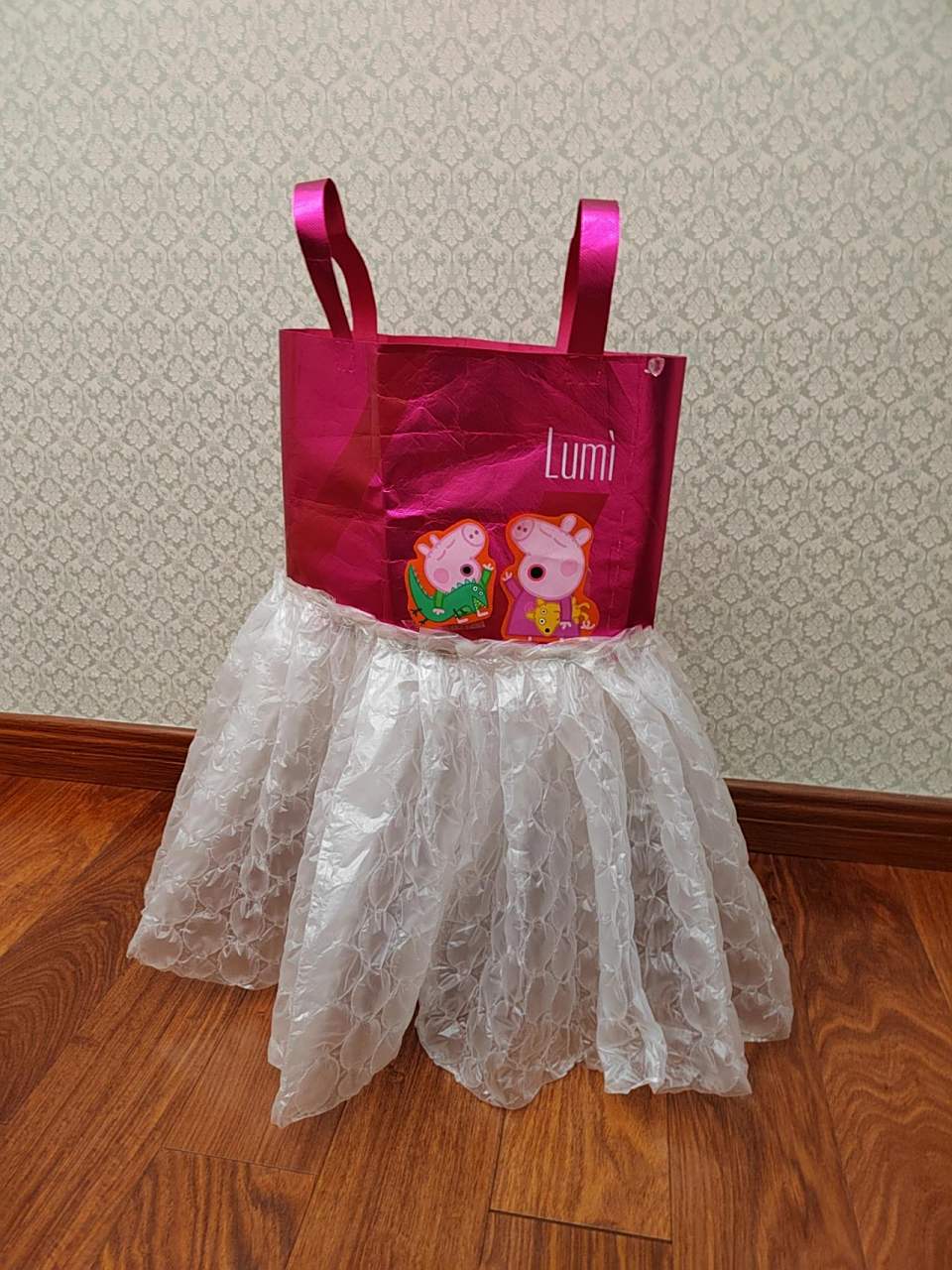 儿童环保服装制作diy 上面是塑料袋,下面是快递塑料纸.