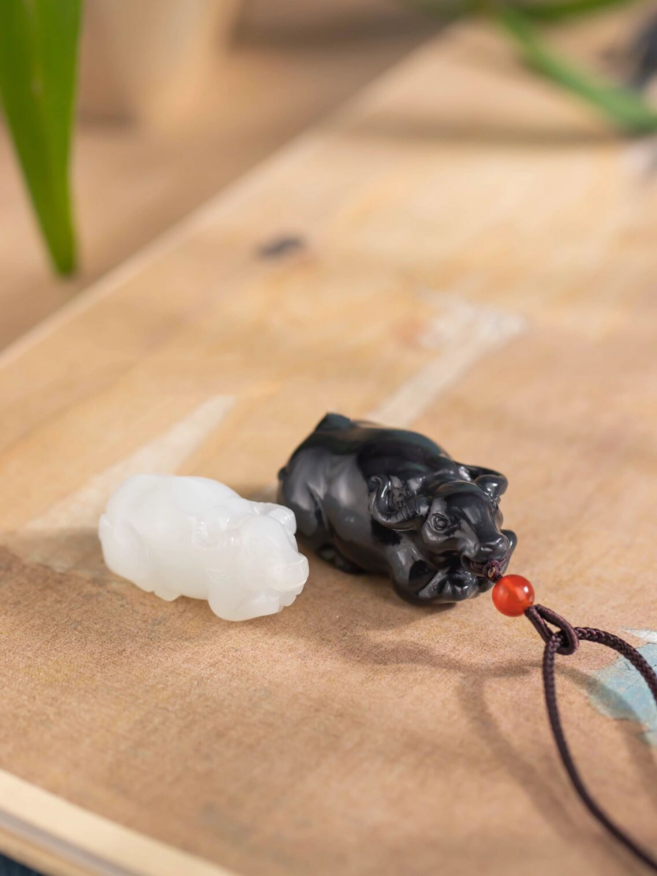 还得来一枚和田玉牛90  刚做好的两只和田玉生肖牛,一黑一白,白玉