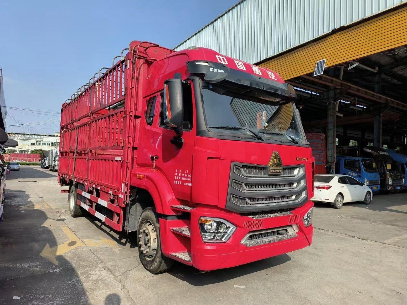 6米8高栏车:2022年4月上牌 重汽豪沃高栏车,搭载德国曼6缸发动机 260