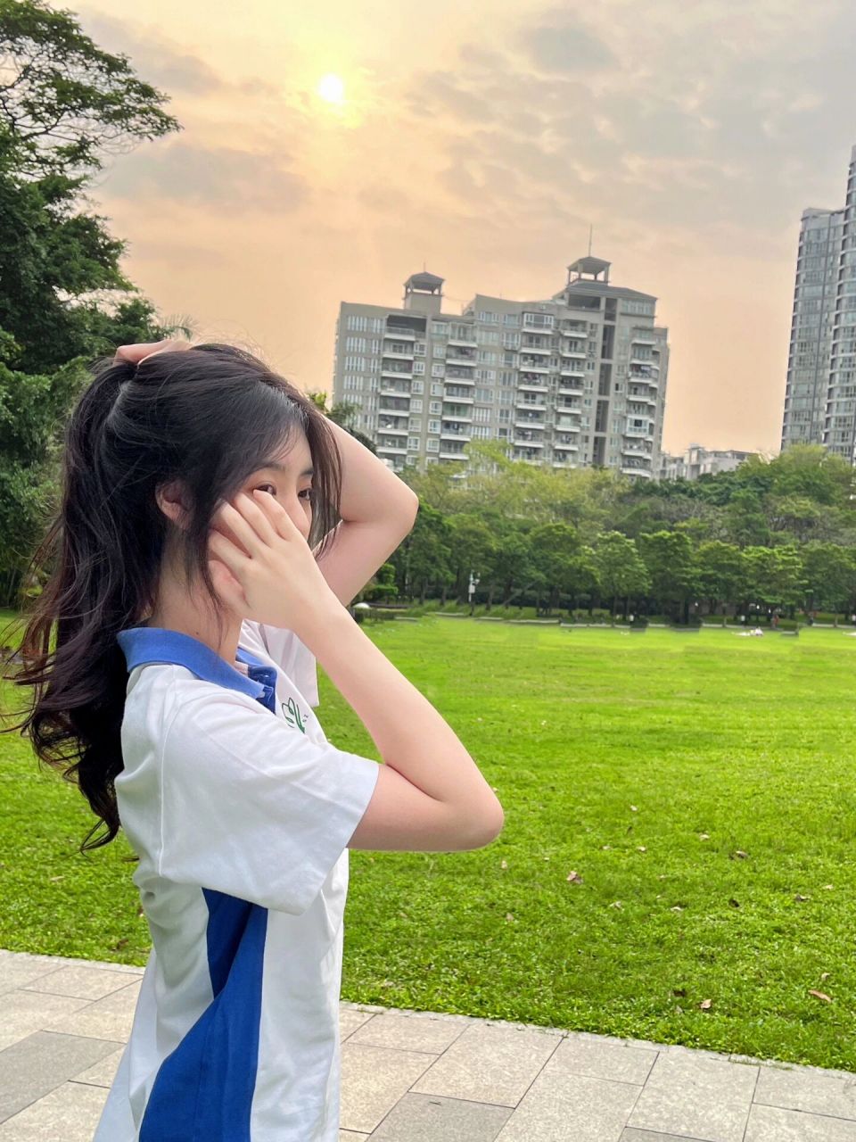 手抓马尾永远的神    不管多用心扎马尾都没有手抓的好看是为什么?