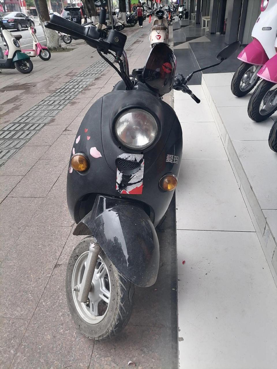 爱玛电动车  刚买不到一年半   配有尾箱价800