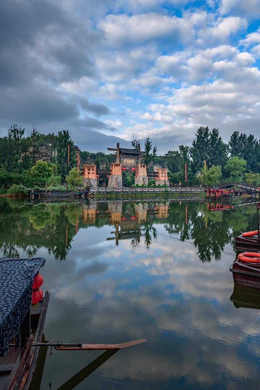 保定易县太行水镇是个好玩的地方,周边有山有水,紧邻易水湖,里边景观