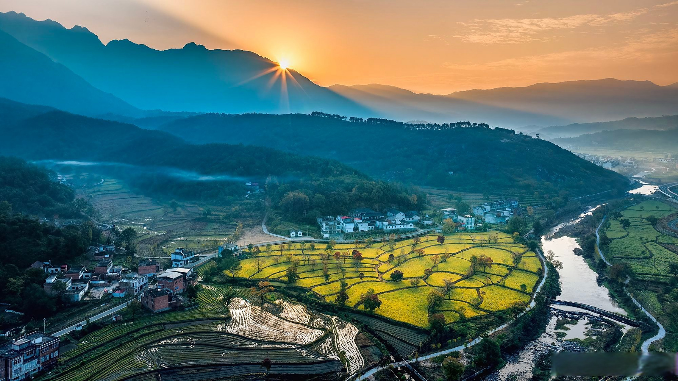 里罗城乌桕谷美成一幅画#【千里大别山,醉美乌桕谷】地处大别山北麓