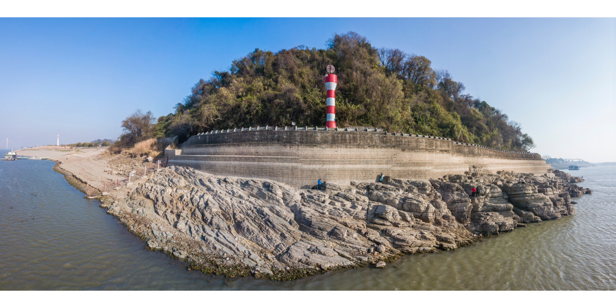 此驳岸始建于明朝嘉靖年间,是长江上仅存的一处古代航运建筑设施.