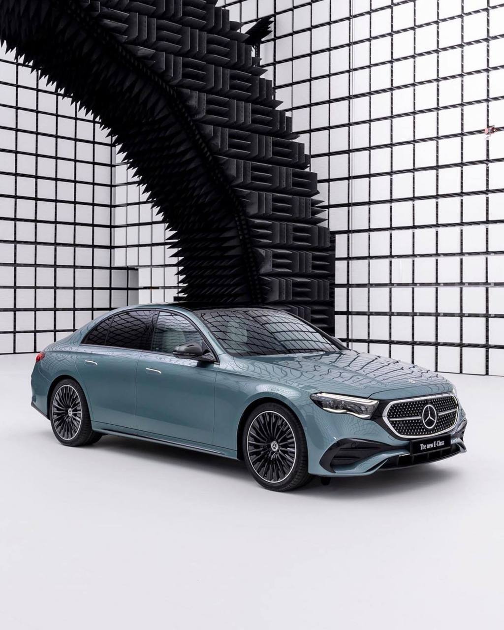 全新一代奔驰e级(w214)抢先发布,尺寸再次加大,4949/1880/1468mm,轴距