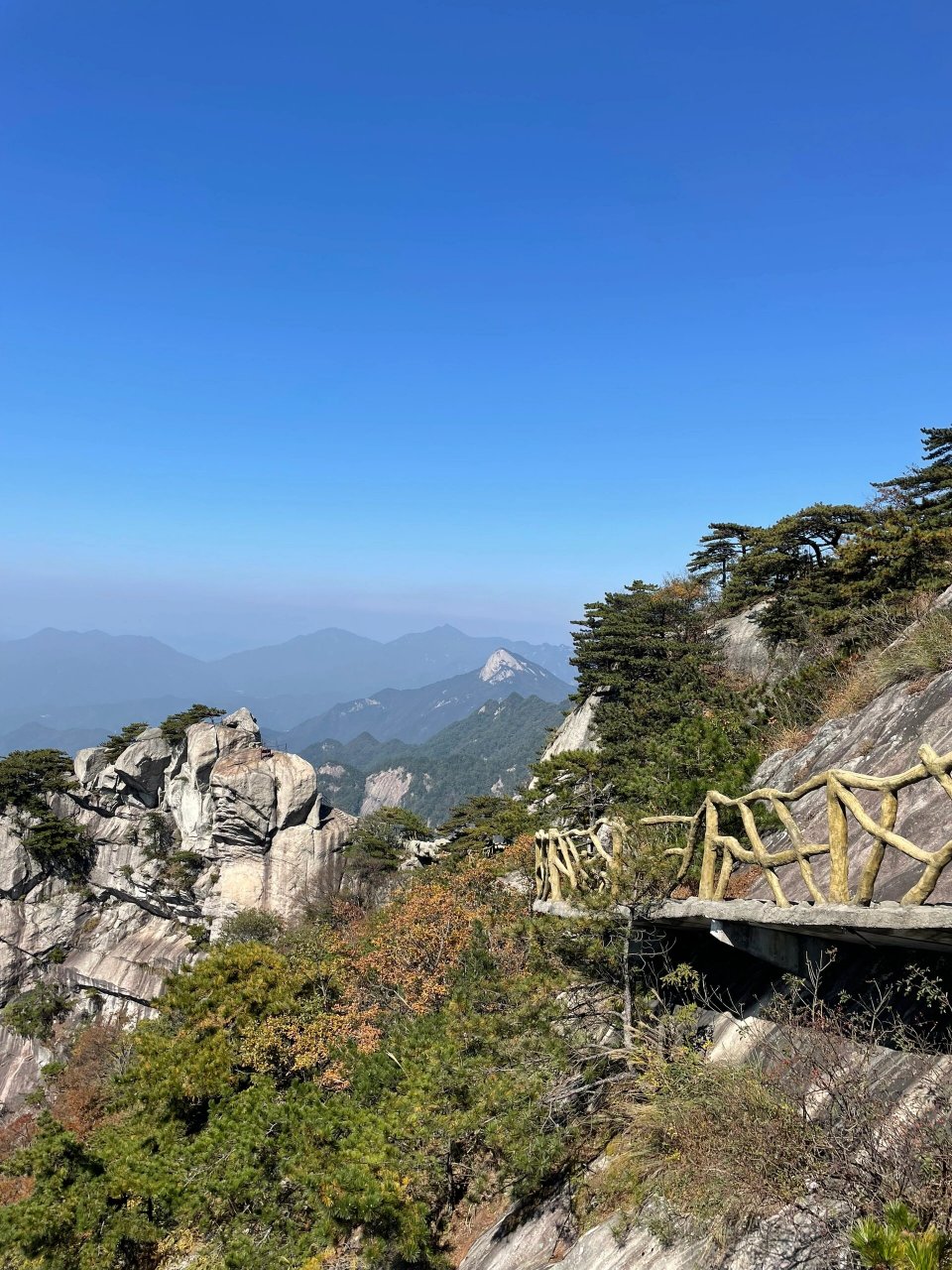 1661576615大别山天堂寨风景区 天堂寨被誉为"华东最后一片