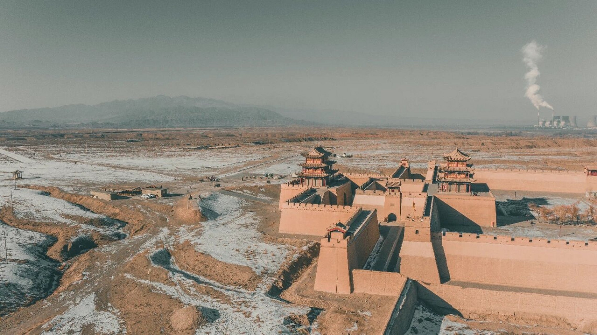 航拍河西走廊上的嘉峪关 67 嘉峪关是我国明长城最西的关口,也是明