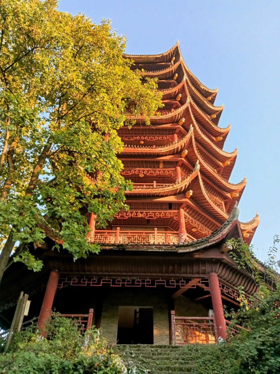 爬山才能看到的八角楼 在凤凰古城的山上面,要爬山才能看到