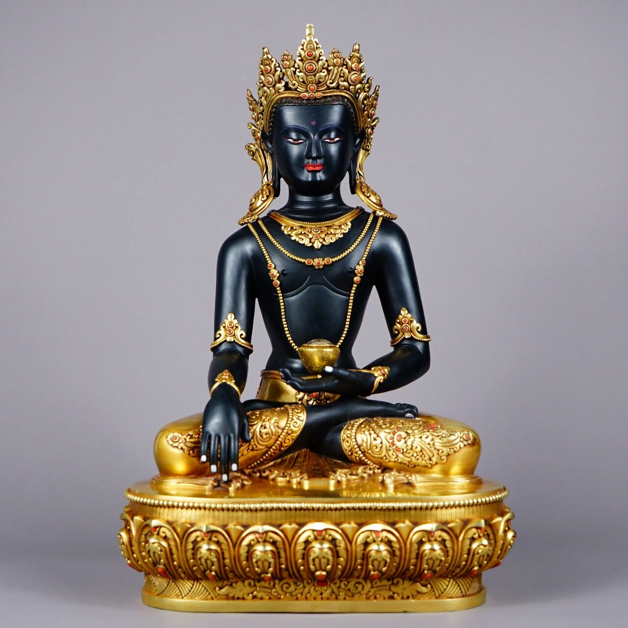 作为彼时佛陀的诞生之所,佛教的发源地,尼泊尔是位于喜马拉雅山脉南麓