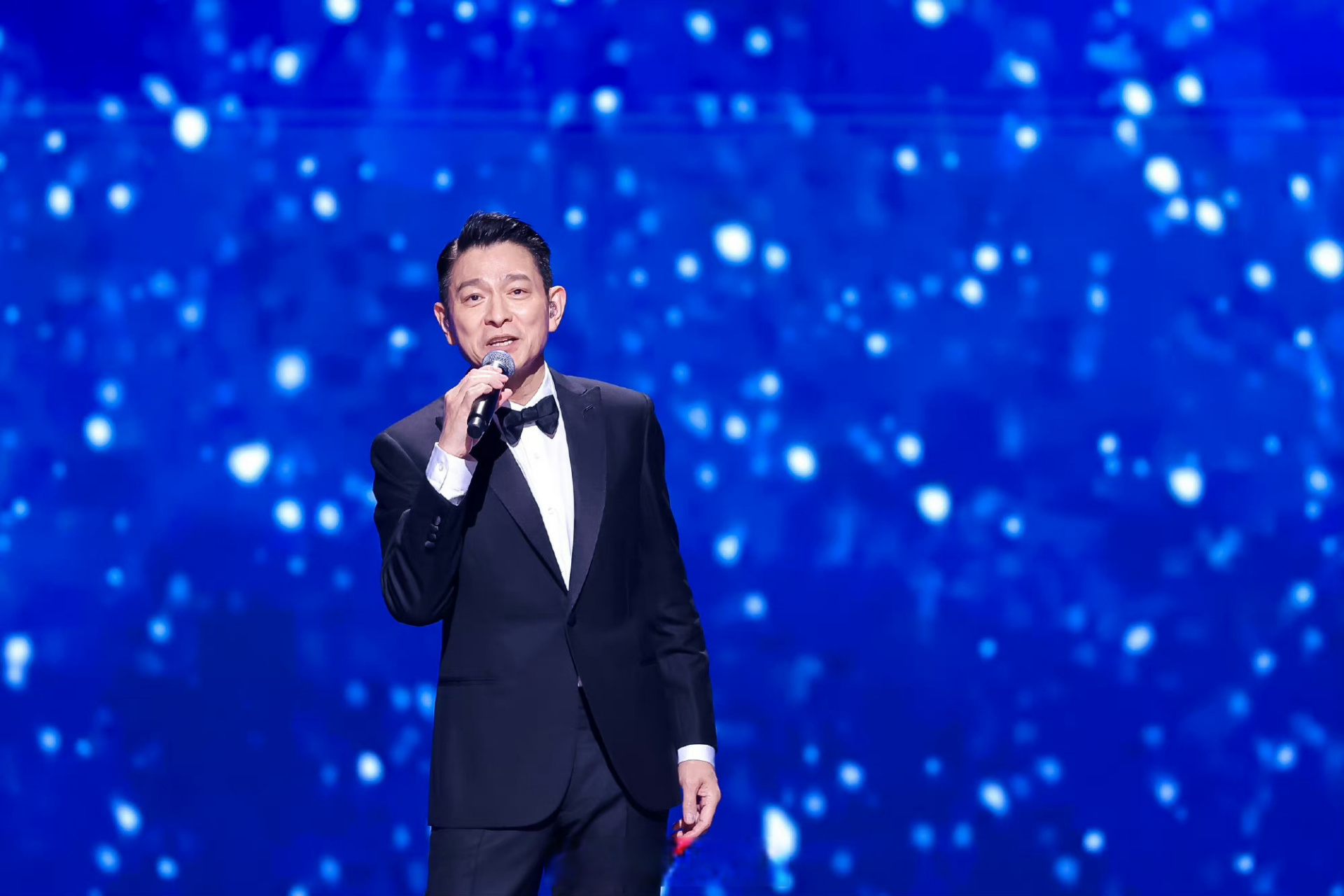 刘德华也太帅了吧# 这个蓝色背景好美哦好美哦!喜欢这个舞台!