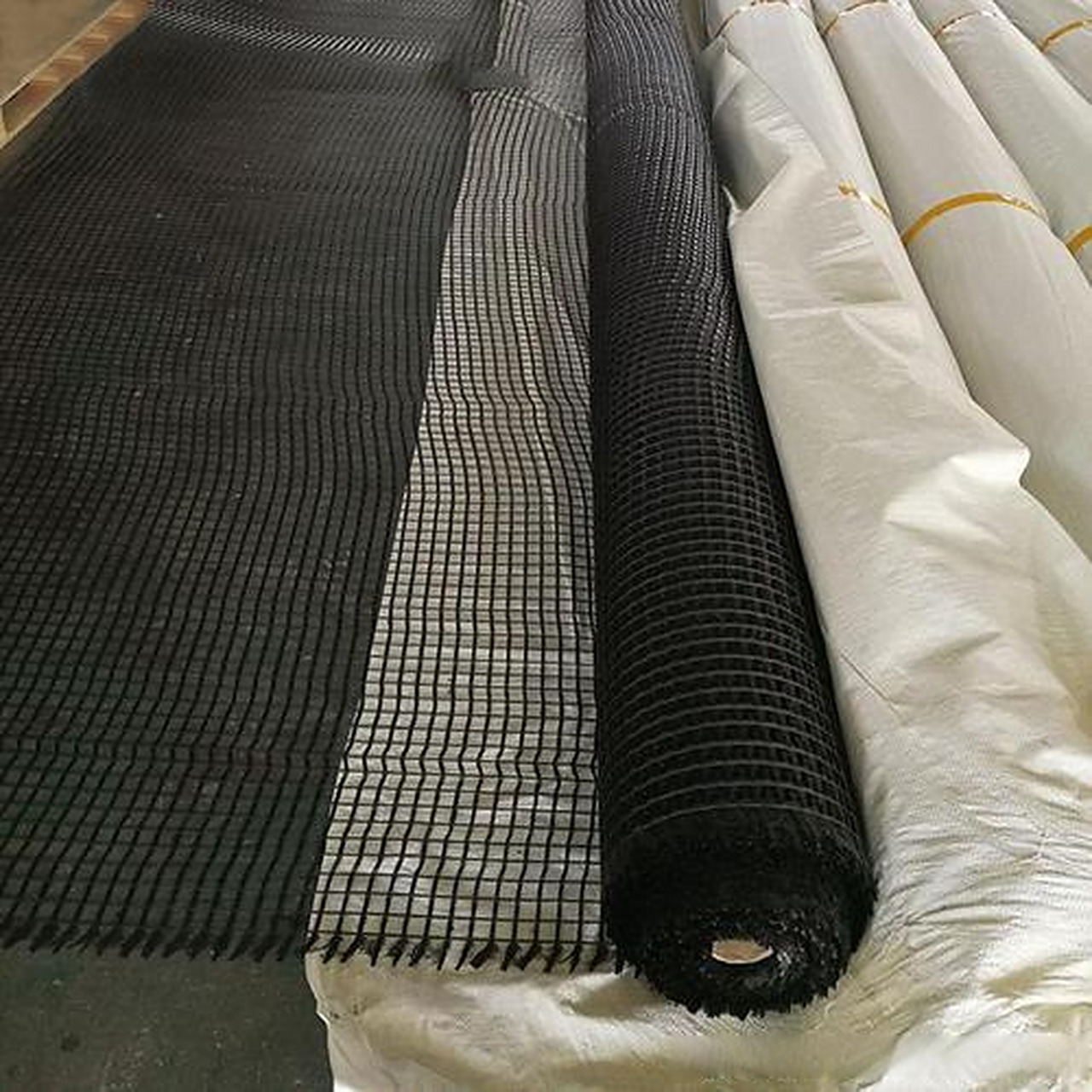 玻纤土工格栅是一种用于路面增强,老路补强,加固路基及软土基的优良土