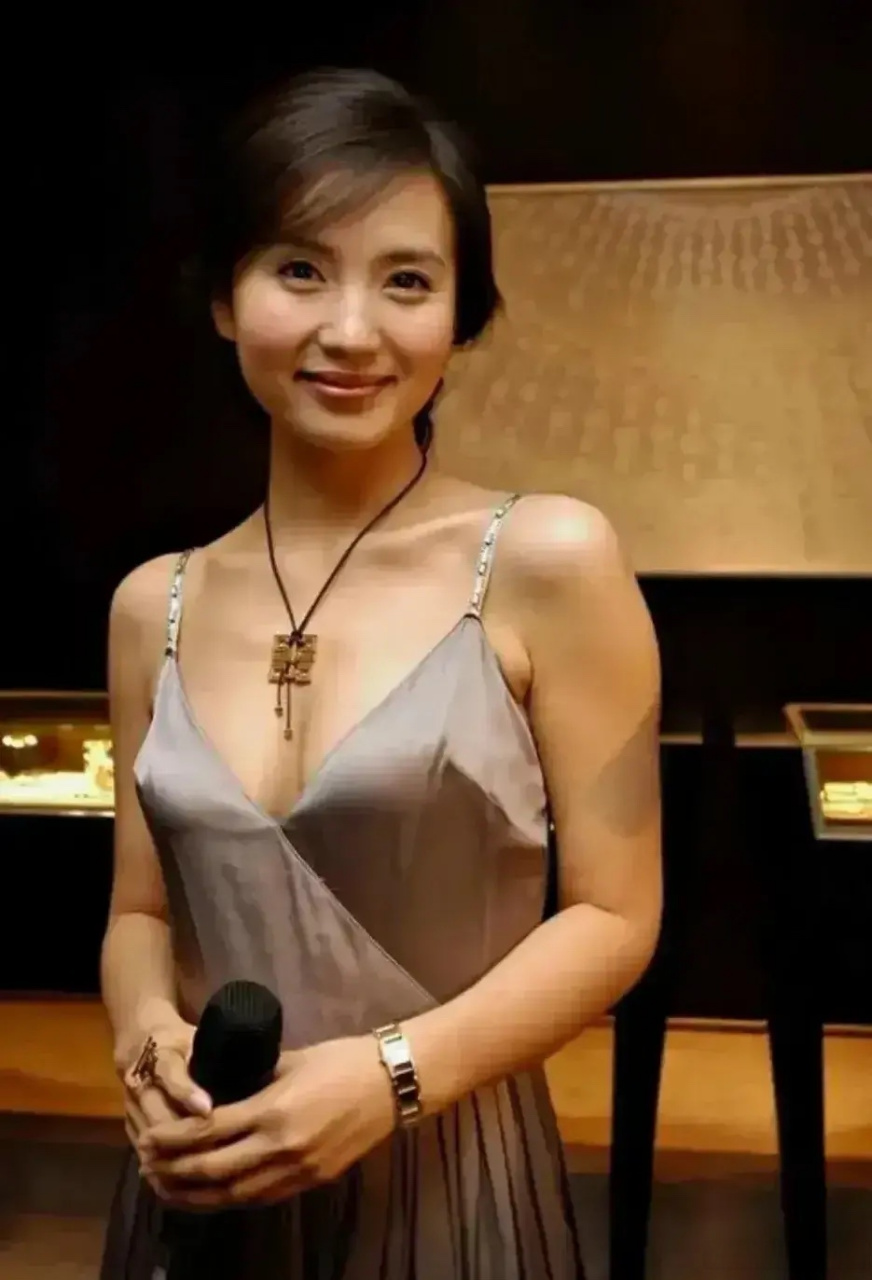 2003年,陈好才25岁,那时她还很年轻,她穿着一件吊