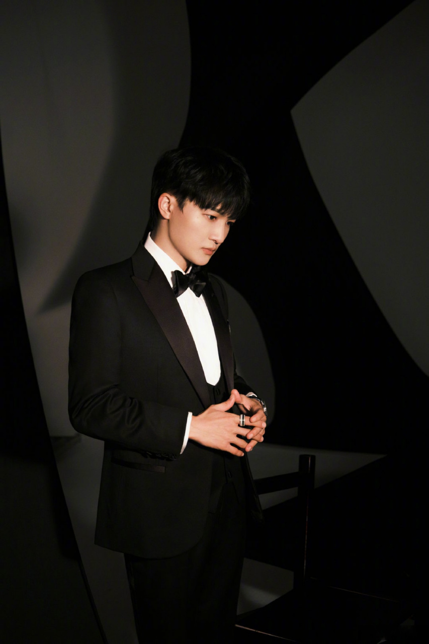 周深华表奖彩排现场 暗影摇曳,故事感氛围拉满,周深@周深 在光又行