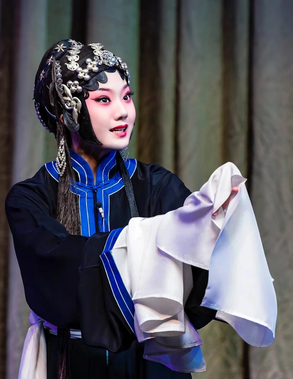 苦守寒窑十八年. 《武家坡》是京剧《红鬃烈马》中的一出折子戏. 一个