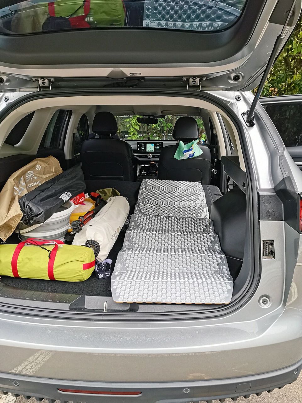suv后排放倒可以直接变床车啦 山之泉m1a防潮垫到了,铺在我汽车后备箱