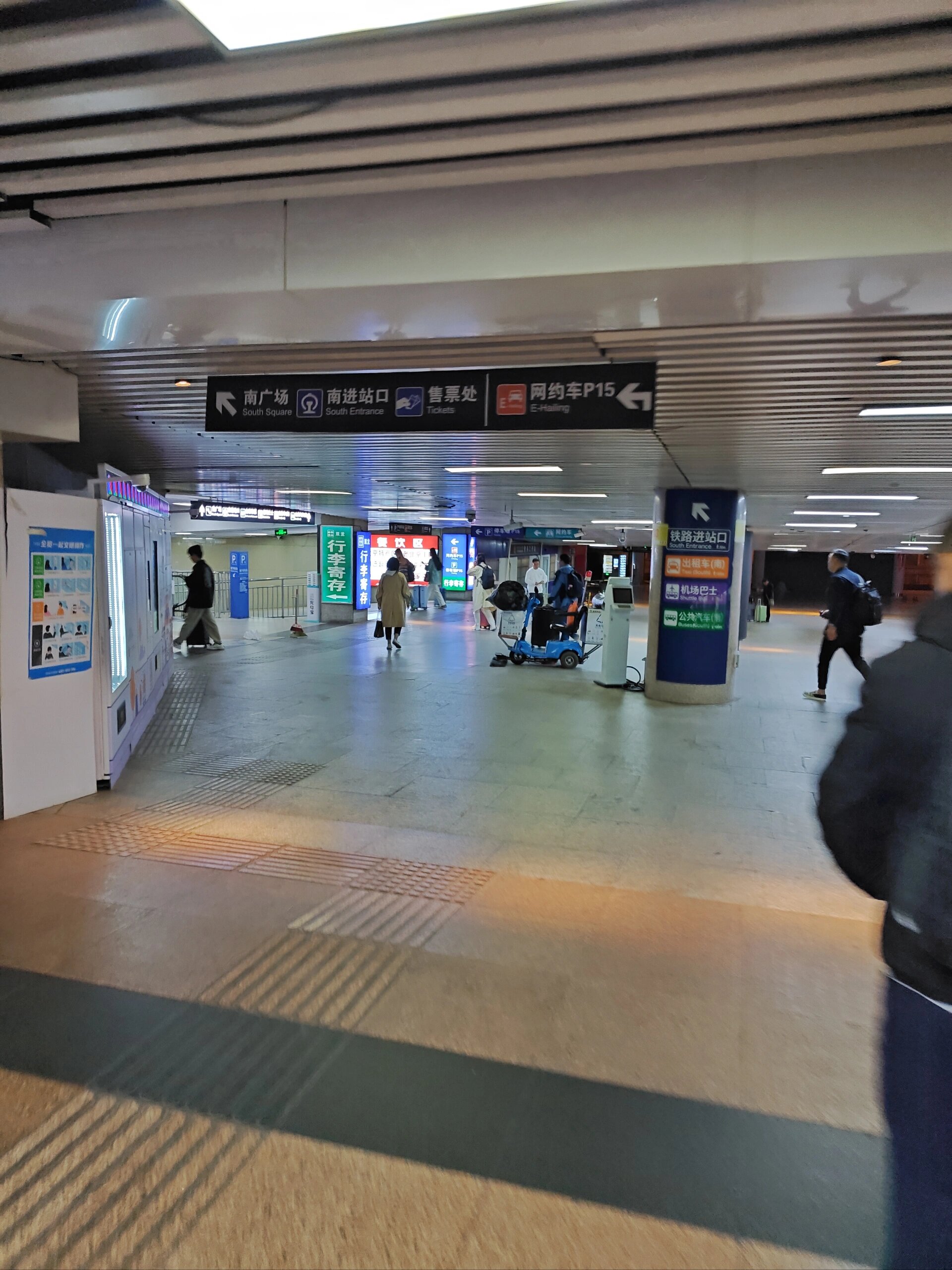 北京西站网约车攻略 下车后找出站口,按指示去往南广场方向,我走的出