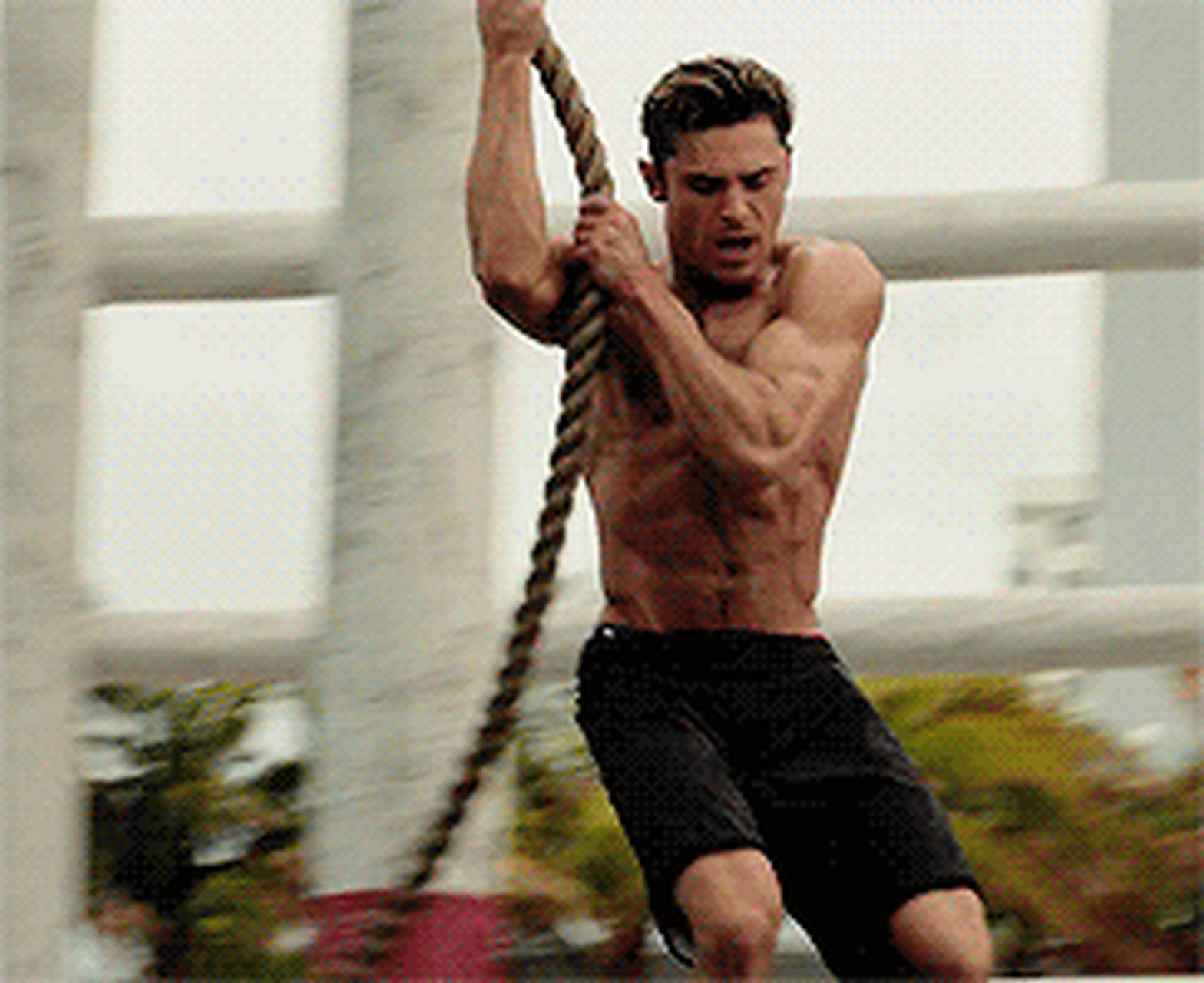 《海滩护卫队》中,扎克埃夫隆与巨石强森是绝对的肌肉担当,为了呈现