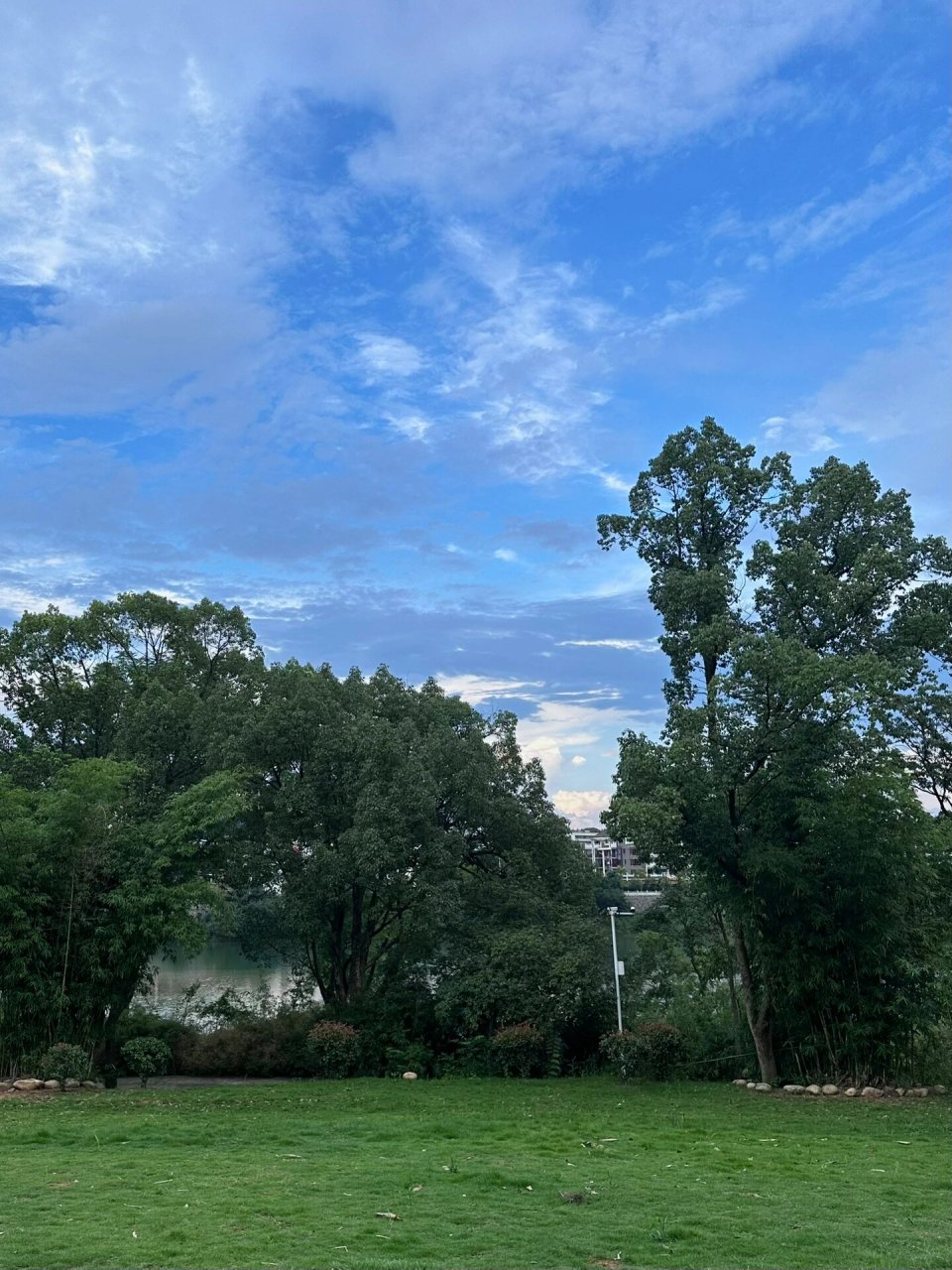 永州朝阳岩公园99 没化妆和朋友出来散步的小姐姐