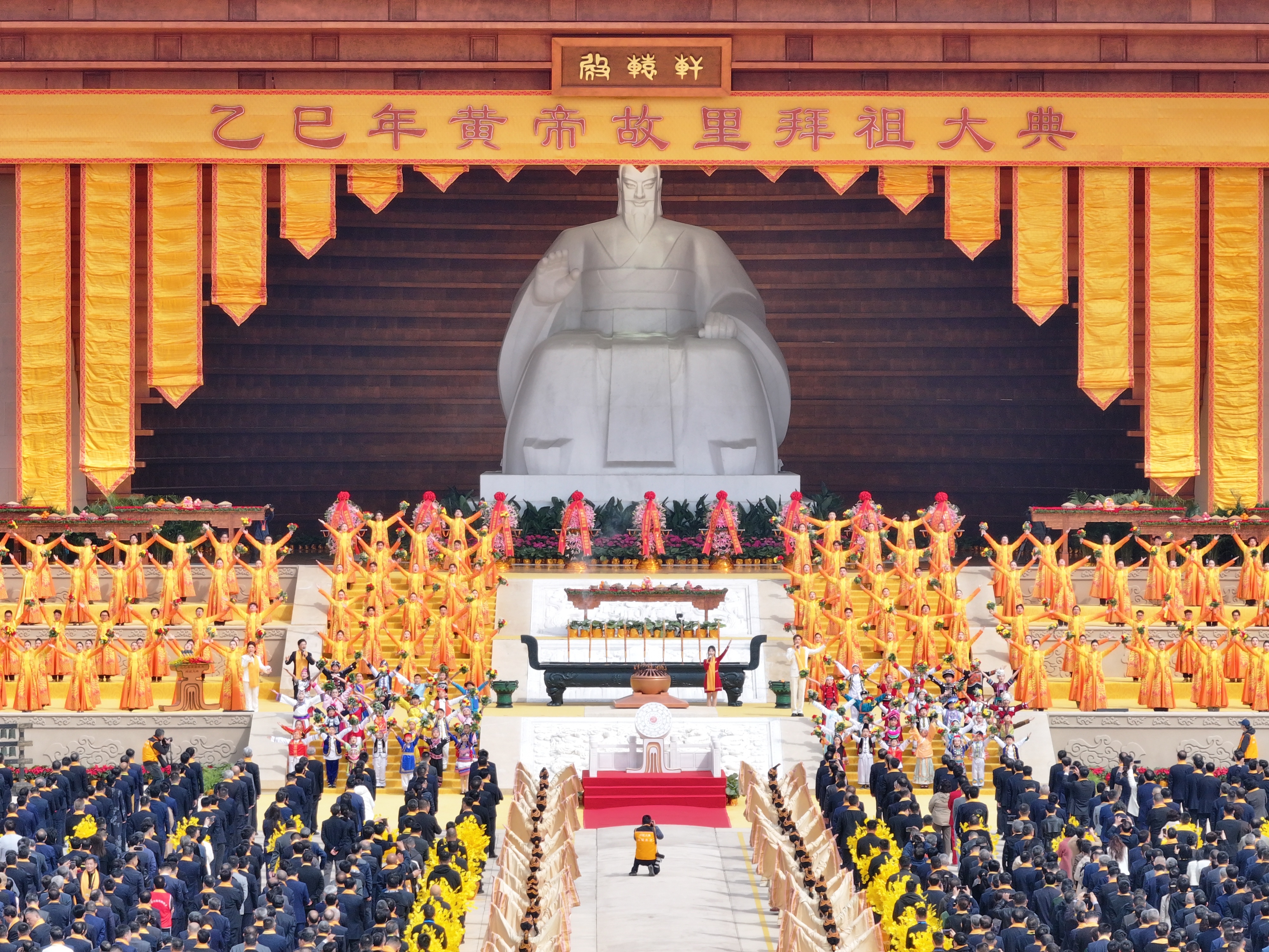 海内外炎黄子孙齐聚黄帝故里,礼拜人文始祖轩辕黄帝,祈愿祖国繁荣昌盛