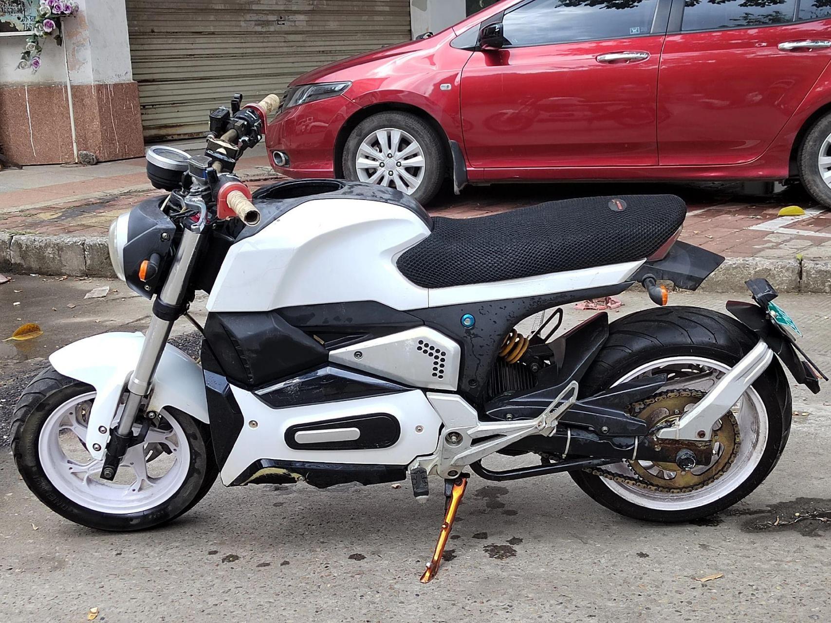 出小改白色壹酷m6中置猴子72v:    外观9层新,证件齐全,2022年9月电瓶